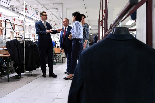Premier odwiedził zakład produkcji odzieży w Iławie