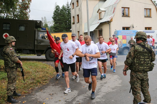 Żołnierze WOT biegną w sztafecie, by uczcić 100-lecie niepodległości
